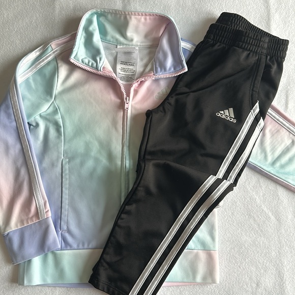 🌸3/$12 Adidas, set of two-piece girls size 4T, used in perfect condition - Picture 2 of 8